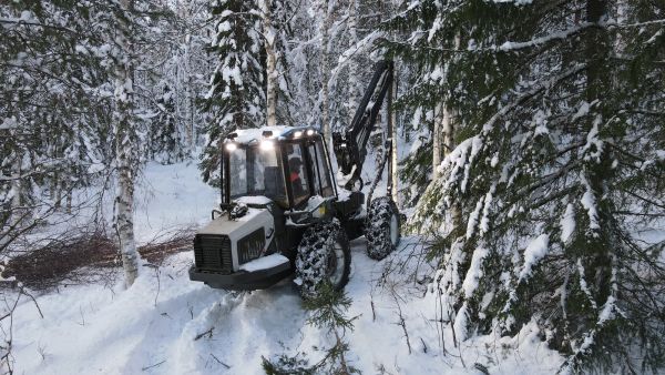 Vimek 470 -hakkuukoneessa on sekä runko-ohjaus että kääntyvät etupyörät, joten ketteryytensä ansiosta kone pystyy liikkumaan myös ajourien välissä.