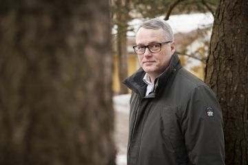  Olli Äijälä on Tapion liiketoimintajohtaja ja vastaa liiketoiminnasta, johon kuuluvat tiimit kehittävät käytännön ennallistamistoimia.  Jos EU:n ennallistamisasetus astuu voimaan, ennallistamistoimien määrä kasvaa. (Kuvaaja: Seppo Samuli)