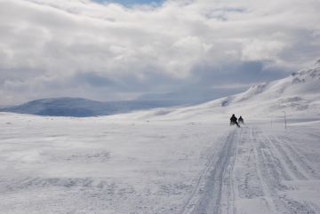 Moottorikelkoilla ajaminen maastoliikenteeseen tarkoitettujen urien ulkopuolella ilman maanomistajan lupaa on laitonta, Metsähallitus muistuttaa. Kuva ei liity uutisessa kerrottuun tapaukseen. (Kuva: Sauli Salmela/Metsähallitus)