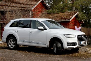 Audi Q7 3.0 TDI  Quattro kevätauringossa. Auton maavara kuvassa on offroad-asennossa eli  suurimmillaan.  