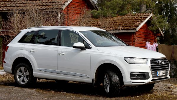 Audi Q7 3.0 TDI  Quattro kevätauringossa. Auton maavara kuvassa on offroad-asennossa eli  suurimmillaan.  