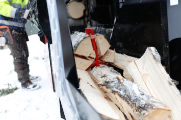 Klapisesonki on kuumimmillaan, mutta uudesta koneesta  tälle keväälle haaveileva polttopuuntekijä voi joutua pettymään.