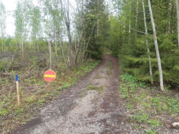 Tieoikeuksiin liittyy paljon epäselvyyksiä. Tiekunta tai tieosakkaat voivat kieltää tien käytön ulkopuolisilta ja kieltomerkkejä voi ostaa verkkokaupasta, mutta myös liikennemerkin asettamiseen on omat sääntönsä. (Kuvaaja: Tuomas Häkkinen)