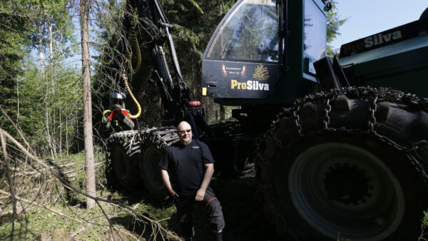 Jaakko Hirvi on onnistunut ostamaan puuta hintojen noustessakin. (Kuvaaja: Sami Karppinen)