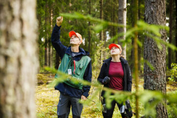 Lauri Ojala ja Emilia Skog inventoivat yhdessä työpäivässä kolme puukarttaa.  (Kuvaaja: Seppo Samuli)