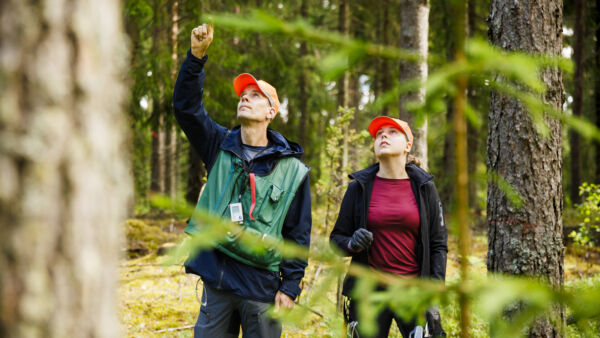 Lauri Ojala ja Emilia Skog inventoivat yhdessä työpäivässä kolme puukarttaa.  (Kuvaaja: Seppo Samuli)