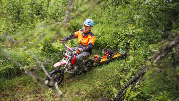 Metsänomistaja Erkki Poikonen kehitti metsätöihin avuksi yksipyöräisen trailerin, jonka voi kiinnittää crossipyörään tai sähköläskipyörään. Yhdistelmällä hän hurauttaa suoraan taimikon laitaan raivaamaan tai istuttamaan.  (Kuvaaja: Petteri Kivimäki)