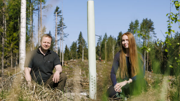 Luonnonvarakeskuksen tutkija Janne Miettinen ja Metsäkeskuksen Inna Salminen esittelivät täsmämetsänhoidon mallikohdetta Paimiossa. Täsmämetsänhoidolla haetaan metsänkasvatukseen lisää kestävyyttä ja monimuotoisuutta. (Kuvaaja: Seppo Samuli)