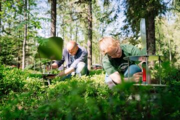 Jyväskylän yliopiston Konneveden tutkimusaseman laboratoriomestarit testaavat ilmasta sienten itiöitä kerääviä sykloninäytteenottimia.(Kuva: Tommi Sassi)  