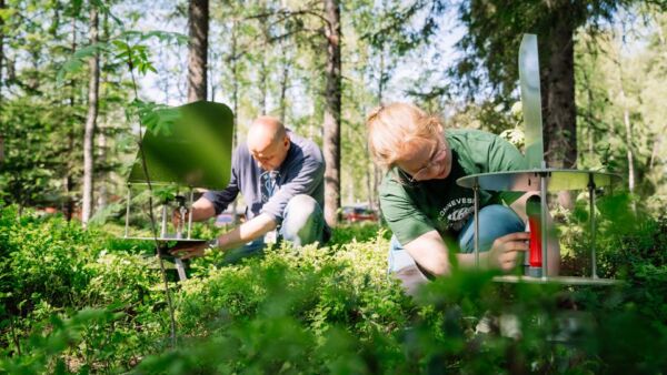 Jyväskylän yliopiston Konneveden tutkimusaseman laboratoriomestarit testaavat ilmasta sienten itiöitä kerääviä sykloninäytteenottimia.(Kuva: Tommi Sassi)  