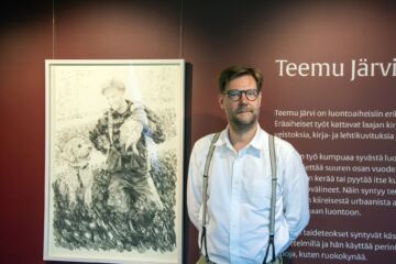 Metsästysmuseossa taiteilija Teemu Järvi ja teos ”Riistavietti”, omakuva Onni-koiran kanssa. (Kuva: SMM / Thomas Ermala)