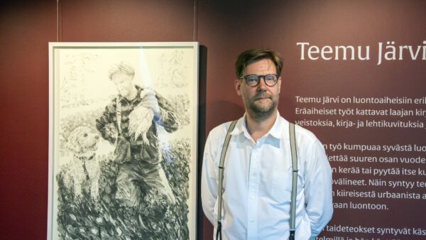 Metsästysmuseossa taiteilija Teemu Järvi ja teos ”Riistavietti”, omakuva Onni-koiran kanssa. (Kuva: SMM / Thomas Ermala)