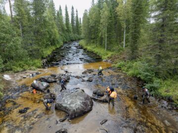 Hukkajoella siirrettiin raakkuja turvaan.  (Kuvaaja: Hannu Huttu)