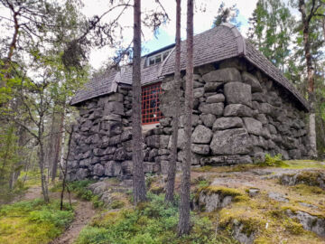 Luonnonperintösäätiön ostamalla tilalla sijaitsee myös taiteilija Emil Danielssonin Kivilinna. Linna on Sastamalan kaupungin omistuksessa ja sen toiminta jatkuu. (Kuva: Luonnonperintösäätiö)