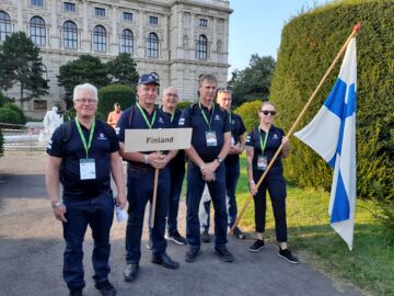 Suomen joukkue moottorisahauksen MM-kilpailuissa Wienissä, vasemmalta joukkueen johtaja Ari Rautio, Pentti Paananen, joukkueen tekninen johtaja Jukka Peltonen, Jarmo Laatikainen, Jukka Perämäki ja Janniina Hämäläinen (Kuvaaja: Risto Mykkänen)