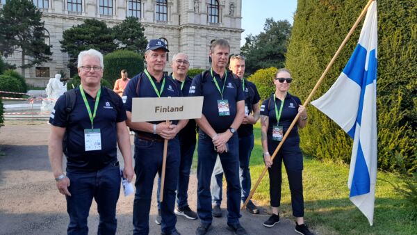 Suomen joukkue moottorisahauksen MM-kilpailuissa Wienissä, vasemmalta joukkueen johtaja Ari Rautio, Pentti Paananen, joukkueen tekninen johtaja Jukka Peltonen, Jarmo Laatikainen, Jukka Perämäki ja Janniina Hämäläinen (Kuvaaja: Risto Mykkänen)