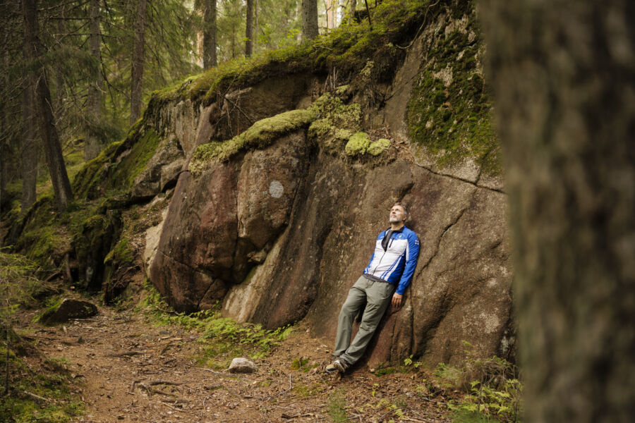 Jari Sarasvuo kuvattiin Nuuksion kansallispuistossa, joka on ollut kaupunkilaiselle ominta metsäympäristöä.
 (Kuvaaja: Seppo Samuli)