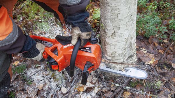 Maahantuojan mukaan uusi Echo painaa akun kanssa saman kuin kilpailijat ilman akkua. Se ei ole aivan mahdotonta liioittelua. (Kuva: Mikko Riikilä)