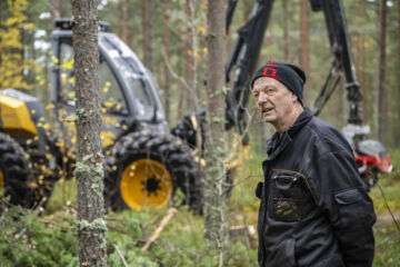 Raimo Kaakinenharventaa omien metsiensä lisäksi myös naapurien metsiä, joten vanhalle Sampo-harvesterille riittää töitä koko talvikaudeksi.(Kuvaaja: Sami Säily)