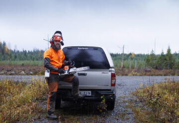 Joni Kallioaho harventaa metsänsä suosituksia varovaisemmin. (Kuva: Petteri Kivimäki)