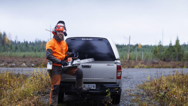 Joni Kallioaho harventaa metsänsä suosituksia varovaisemmin. (Kuva: Petteri Kivimäki)