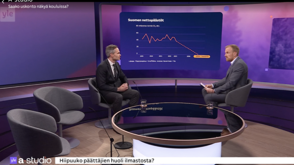 Ympäristöministeri Kai Mykkänen puhui maanantai-iltana Ylen A-studiossa Suomen päästötavoitteista ja metsien roolista.