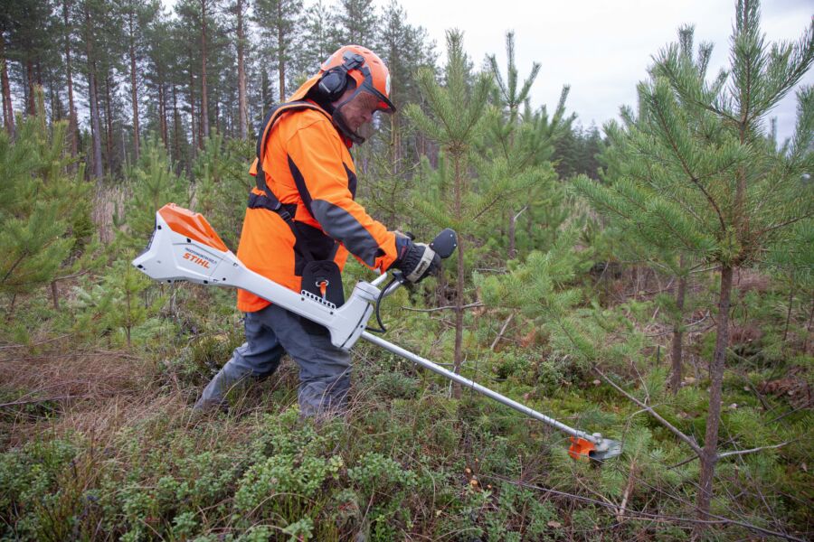 Stihlin uusi akkuraivuri sopii parhaiten varhaisperkauksille (Kuvaaja: MIkko Riikilä)