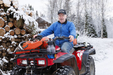 Risto Lähde ajaa sahauskohteelle mönkijällä. Kyytiin mahtuvat kaikki tarvittavat metsätyövarusteet. Innokas metsätyömies soisi, että raivaus- ja moottorisahatyön tuoma positiivinen liikuntahöyty saisi samaa arvostusta kuin vaikka sauvakävely. (Kuvaaja: Seppo Samuli)