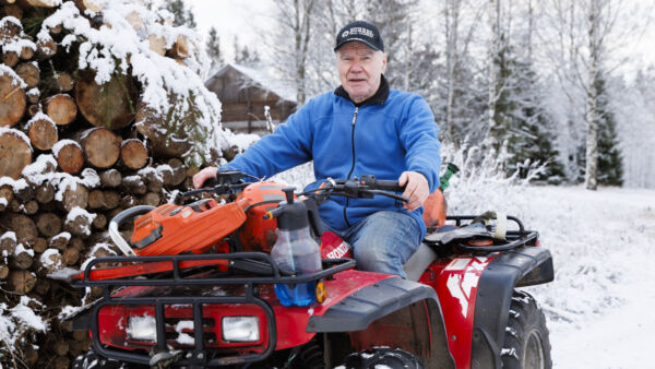 Risto Lähde ajaa sahauskohteelle mönkijällä. Kyytiin mahtuvat kaikki tarvittavat metsätyövarusteet. Innokas metsätyömies soisi, että raivaus- ja moottorisahatyön tuoma positiivinen liikuntahöyty saisi samaa arvostusta kuin vaikka sauvakävely. (Kuvaaja: Seppo Samuli)