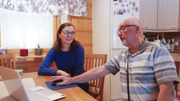 Haapaveden yhteismetsän puheenjohtajana toimii Markku Anttila. Jaana Karvonen on yhteismetsän osakas ja  hoitokunnan jäsen. Kuva: Sami Karppinen