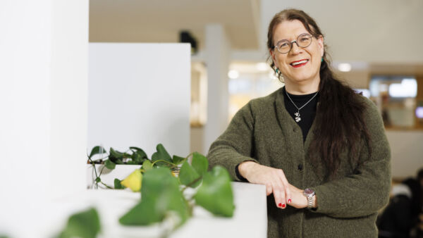 Annamari Laurén sanoo omaa suosuhdettaan käytännönläheiseksi. ”Tunnen soiden kauneuden, mutta ensimmäisenä tulee mieleen ojien yli hyppimiset ja syöpäläiset.” (Kuvaaja: Seppo Samuli)