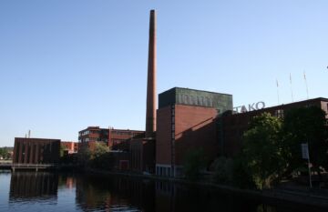 Takon kartonkitehtaan kehittämistä rajoittaa sen poikkeuksellinen sijainti keskellä Tampereen kaupunkia. (Kuva: Wikimedia Commons