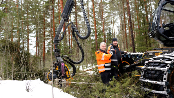 Hannu ja Esa Hokkanen  ovat luoneet Suomen suurimpiin lukeutuvan puunkorjuuyrityksen Kangasniemelle. (Kuvaaja: Sami Karppinen)