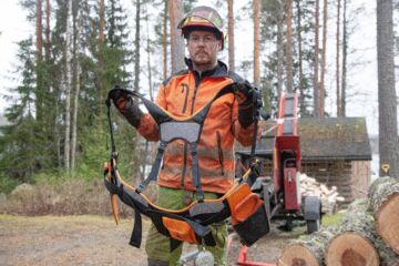 Yrittäjä Sami Heinäaho kokeili Nordforestin työkaluvyötä. 