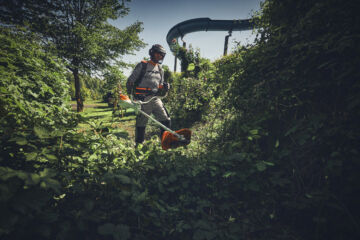 Stihl FSA 400 -raivuri on tarkoitettu maisematyöhön ja lyhytvartisempi FSA 400 K metsätöihin.