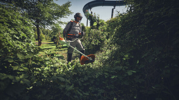 Stihl FSA 400 -raivuri on tarkoitettu maisematyöhön ja lyhytvartisempi FSA 400 K metsätöihin.