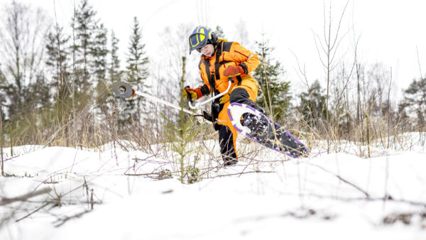 Reetta Koistisen mielestä Tubbsin lumikengät olisivat olleet hyvät talviselle vaellukselle. Metsänhoitotöissä ne takertuivat häiritsevästi risuihin ja katkaistuihin runkoihin. (Kuvaaja: Akseli Muraja)