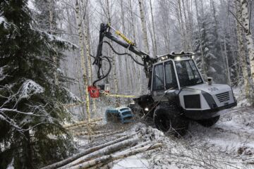 Kuitupuiden keskimääräiset  hankintahinnat ovat kivunneet alkuvuodesta yli 53 euroon. Se tarkoittaa, että metsänomistajalle jää usein asiallinen tulo pienelläkin korjuukalustolla tehdystä työstä. (Kuvaaja: Sami Karppinen)