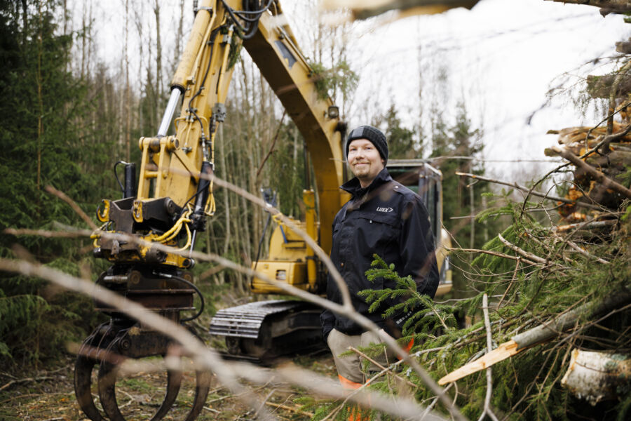 Oskari Virtanen korjaa energiapuuta omissa metsissään ja myös pienimuotoisesti Metsänhoitoyhdistys Uusimaan lukuun. (Kuva: Seppo Samuli)