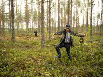 Kohteiden tunnistaminen vaatii harjaantunutta silmää ja talviaikaan se on mahdotonta. Arkeologi Mika Sarkkinen pystyy paikantamaan, että tästä kotapainanne alkaa. (Kuvaaja: Antti J. Leinonen)