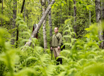 Lehtojen päätyyppejä ovat kosteat, tuoreet ja kuivat lehdot. Juha-Pekka Hotanen on keskellä kosteaa lehtoa, jossa suursaniaiset ovat tyypillisiä. (Kuvaaja: Studio Korento - Harri Mäenpä)