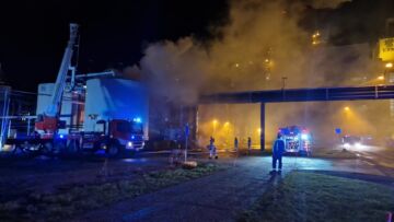 Pelastuslaitos sai UPM:n Kaukaan mäntyöljylaitoksen palon hallintaan. (Kuva: UPM)
